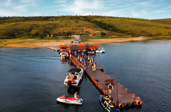 Pier Flutuante no Lago Ens ensolarado